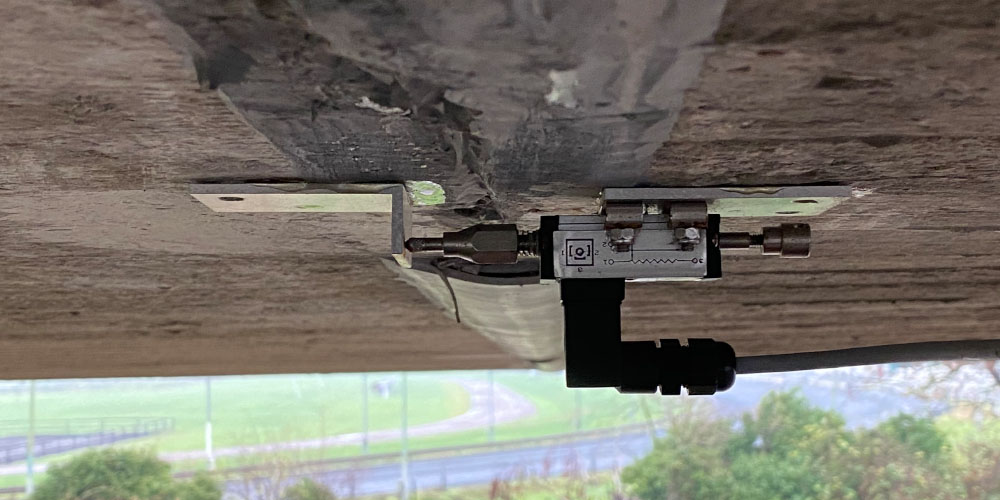 Sensor unterhalb einer Autobahnbrücke